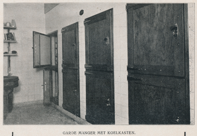 712838 Foto van de 'garde manger' het Hotel Noord-Brabant (Vredenburg 3) te Utrecht, gepubliceerd in een brochure ...